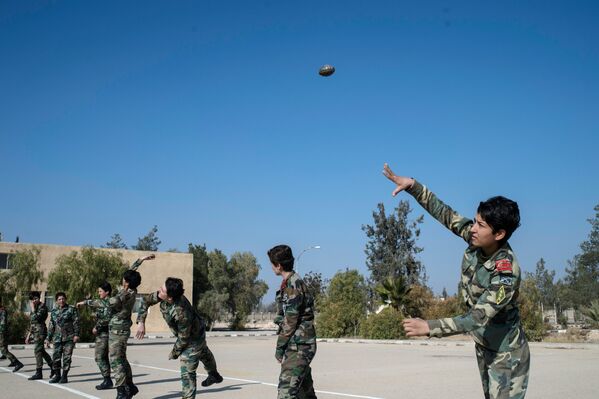 Курсанты женской военной Академии в Дамаске обучаются метанию гранаты на занятиях по боевой подготовке