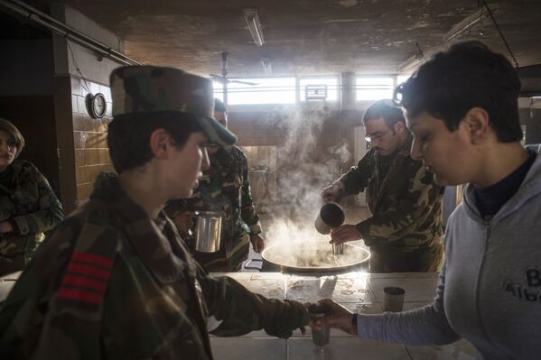 Курсанты в столовой женской военной Академии в Дамаске