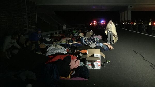 Беженцы спят на автостраде, ведущей от сербской границы к Будапешту