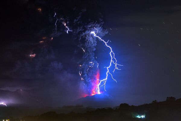 Молнии во время извержения вулкана Кальбуко, Чили