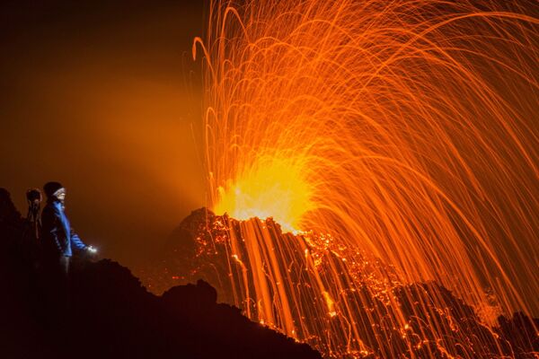 Извержение вулкана Питон-де-ла-Фурнез на французском острове Реюньон в Индийском океане