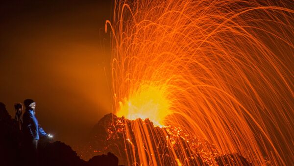 Извержение вулкана Питон-де-ла-Фурнез на французском острове Реюньон в Индийском океане