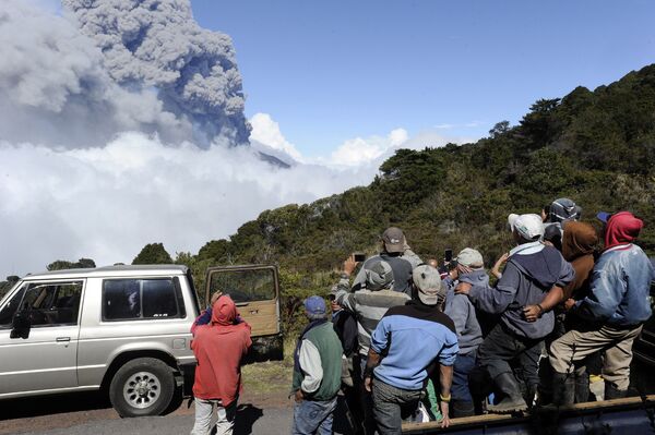 Люди наблюдают за извержением вулкана Турриальбо, Коста-Рика