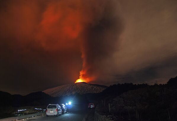 Извержение вулкана Этна на острове Сицилия, Италия