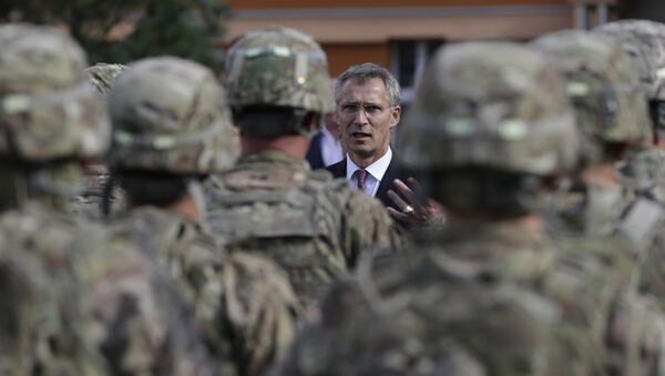 Генсек НАТО Йенс Столтенберг во время встречи с американскими военными в Праге, Чехия