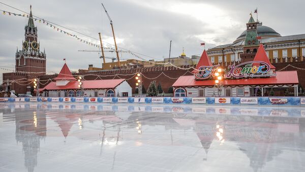 Растаявший лед катка на Красной площади
