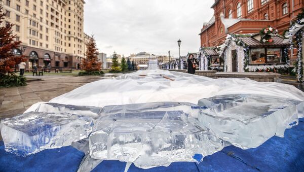 Растаявшая ледяная горка, приготовленная для новогодних гуляний на Манежной площади. Архивное фото