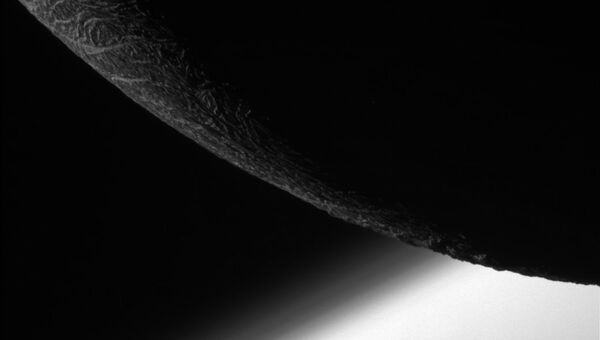 Снимок Энцелада - спутника Сатурна, переданный космическим аппаратом Кассини