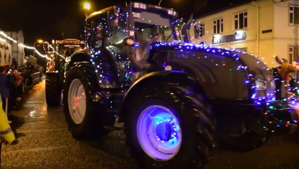 Парад рождественских тракторов
