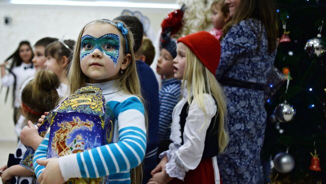 Дети с подарками после Новогоднего представления. Архив