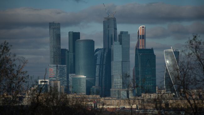 Вид на Московский международный деловой центр Москва-Сити со смотровой площадки на Воробьевых горах. Архивное фото