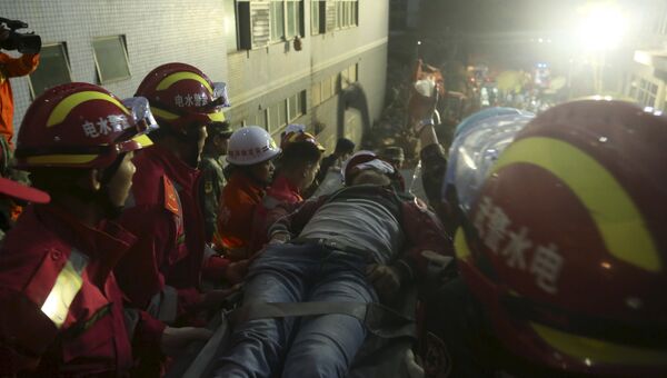 Китайские спасатели на третьи сутки после масштабного оползня в индустриальном парке в провинции Гуандун нашли выжившего мужчину