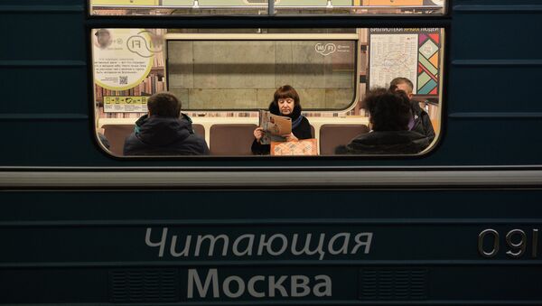 Поезд Читающая Москва, оформленный в библиотечном стиле