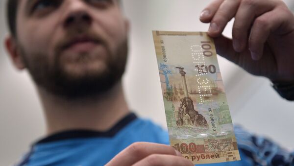 Банкнота номиналом 100 рублей, посвященная Крыму и Севастополю. Архивное фото