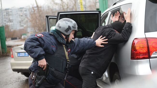 Сотрудники межрайонного отдела вневедомственной охраны во время учений по задержанию угонщика автомобиля. Архивное фото