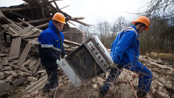 Работники газовой службы выносят газовую плиту из разрушенного жилого дома, в результате взрыва бытового газа в городе Ладушкин Калининградской области