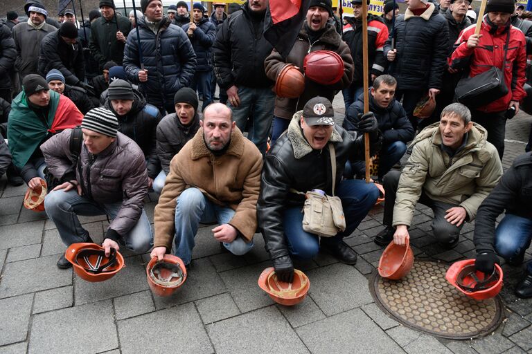 Украинские шахтеры на митинге у здания Верховной Рады Украины