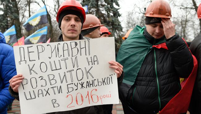 Украинские шахтеры на митинге у здания Верховной Рады Украины. Архивное фото