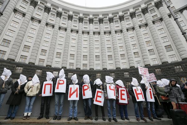 Активисты требуют увеличение государственного финансирования для лечения тяжелобольных людей у здания Верховной Рады Украины