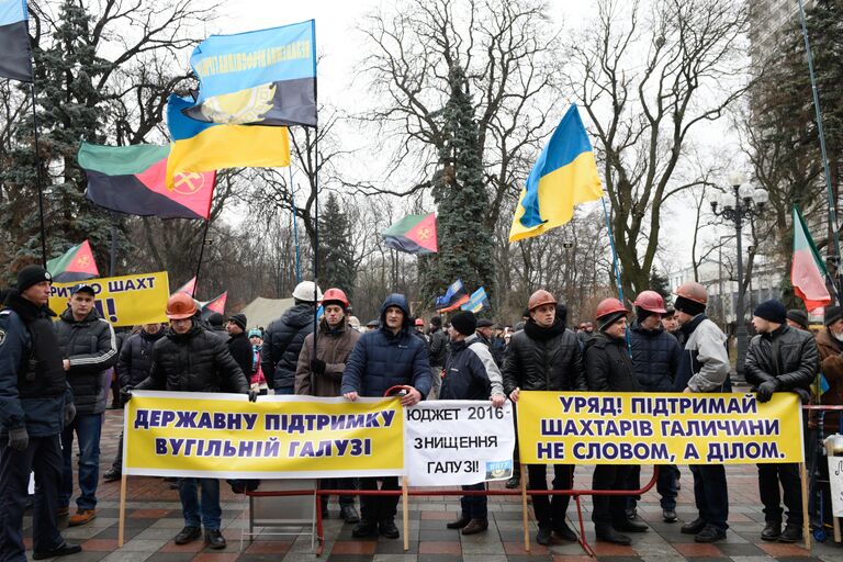 Украинские шахтеры на митинге у здания Верховной Рады Украины