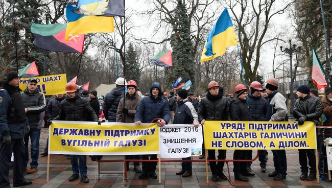 Украинские шахтеры на митинге у здания Верховной Рады Украины. Архивное фото