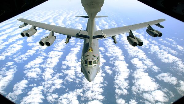 Американский стратегический бомбардировщик B-52 во время дозаправки. Архивное фото