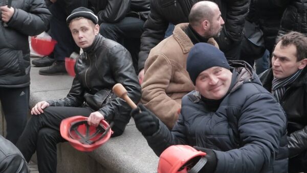 Протестующие шахтеры стучали касками об асфальт у здания Минэнерго в Киеве