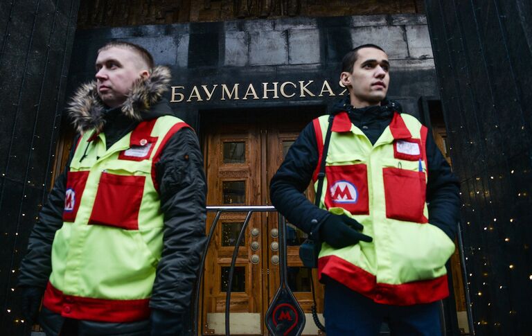 Сотрудники метрополитена перед открытием станции Бауманская Арбатско-Покровской линии Московского метрополитена после капитального ремонта