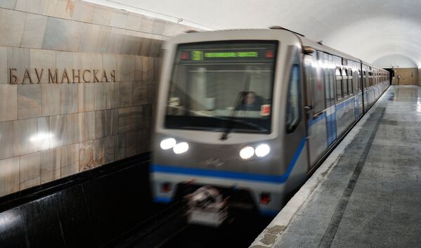 Поезд на станции Бауманская Арбатско-Покровской линии Московского метрополитена, открывшейся после капитального ремонта