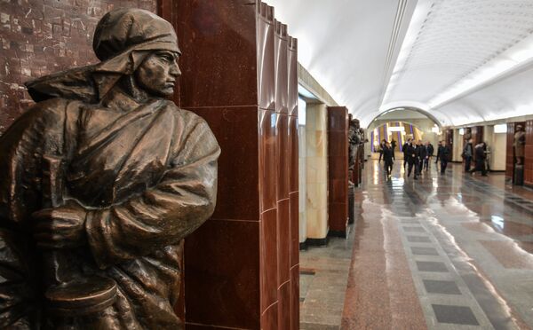 Скульптура на станции Бауманская Арбатско-Покровской линии Московского метрополитена, открывшейся после капитального ремонта