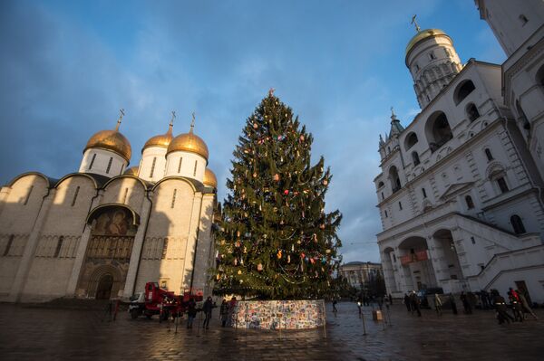 Новогодняя елка на Соборной площади Кремля в Москве