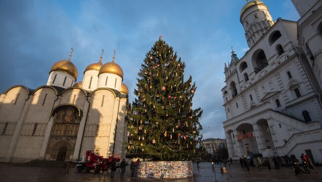 Новогодняя елка на Соборной площади Кремля в Москве. Архивное фото
