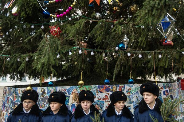 Кадеты на Соборной площади Кремля в Москве, где украсили установленную Новогоднюю елку