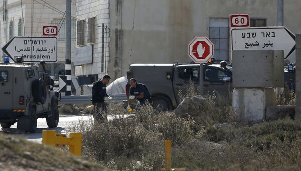 Израильские сотрудники сил безопасности застрелили палестинца, попытавшегося напасть на них с отверткой в южной части Западного берега реки Иордан