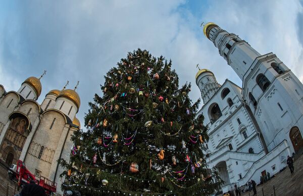 Новогодняя елка на Соборной площади Кремля в Москве