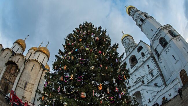 Новогодняя елка на Соборной площади Кремля в Москве