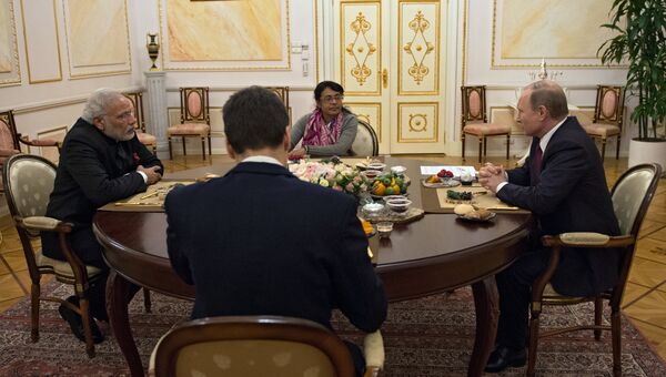 Президент России Владимир Путин и премьер-министр Индии Нарендра Моди во время неформальной встречи в Кремле