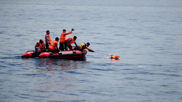 Поисково-спасательные работы на месте крушения парома у берегов Индонезии. Архивное фото