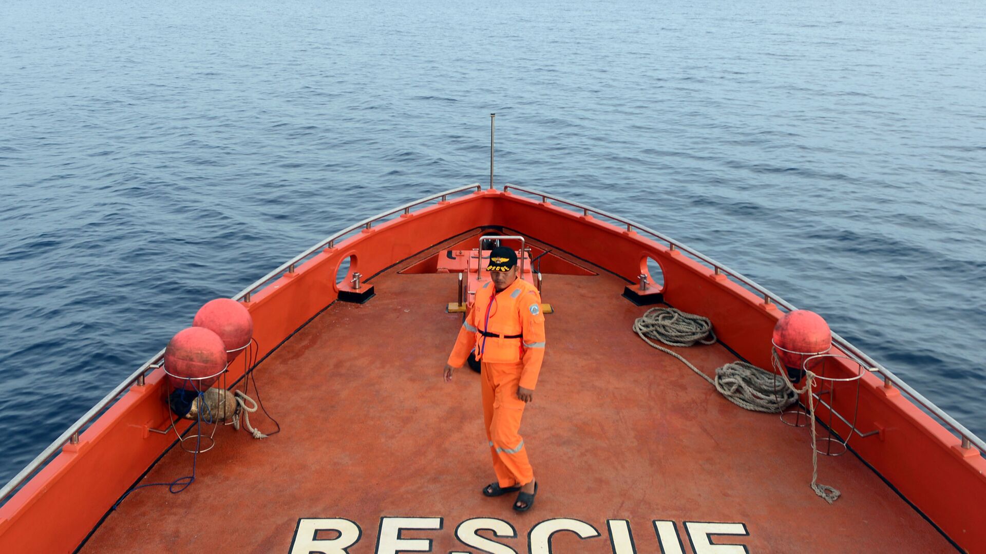 Поисково-спасательные работы на месте крушения парома у берегов Индонезии. 22 декабря 2015 - РИА Новости, 1920, 29.05.2021