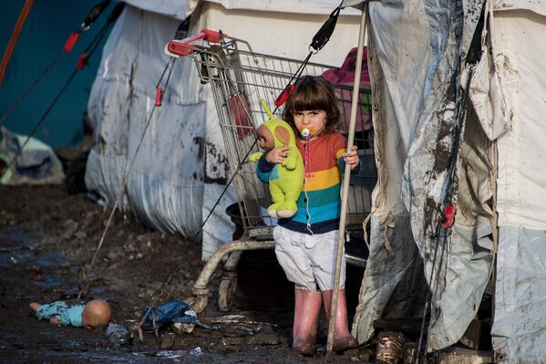 Ребенок курдских мигрантов в лагере для беженцев на севере Франции