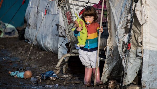Ребенок курдских мигрантов в лагере для беженцев на севере Франции. Архивное фото