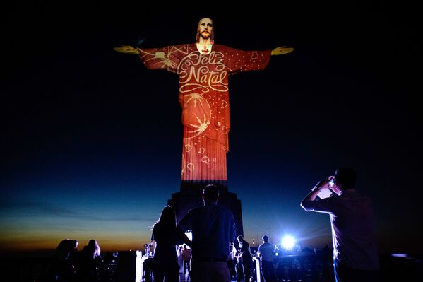 Люди фотографируют статую Христа-Искупителя в Бразилии