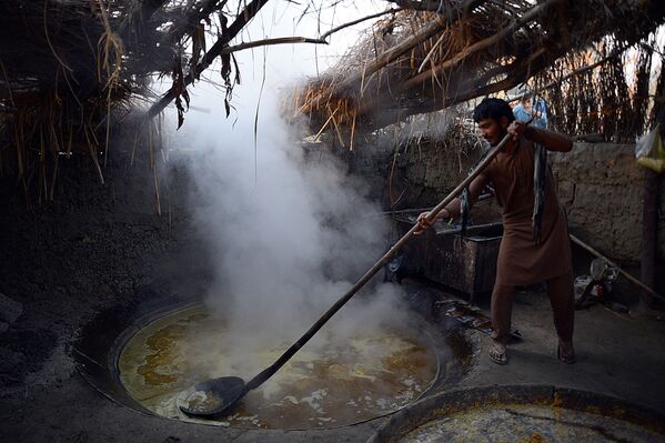 Рабочий на фабрике по производству сока из сахарного тростника в Афганистане
