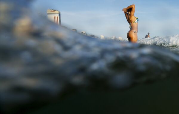 Женщина на пляже Леблон в Рио-де-Жанейро