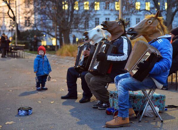 Уличная музыкальная группа выступает на рождественской ярмарке на улице Карлсплац в Вене