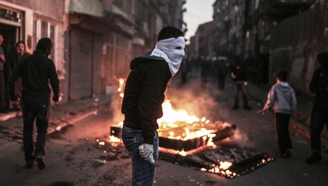 Столкновения протестующих с полицией. Архивное фото