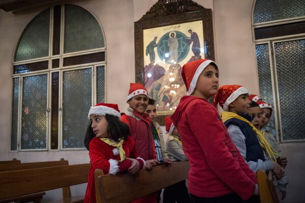 Жители Дамаска в церкви во время празднования Рождества по Григорианскому календарю