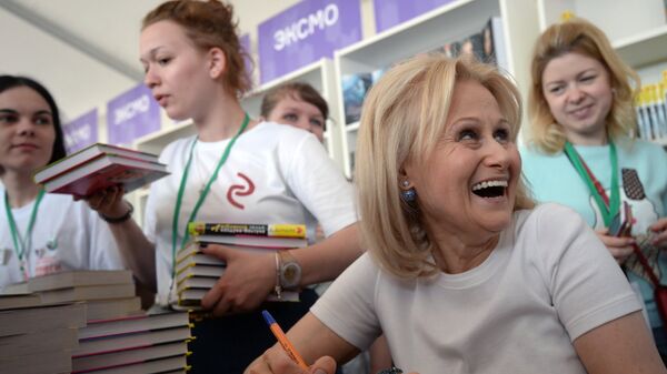 Писательница Дарья Донцова раздает автографы на Московском фестивале Книги России