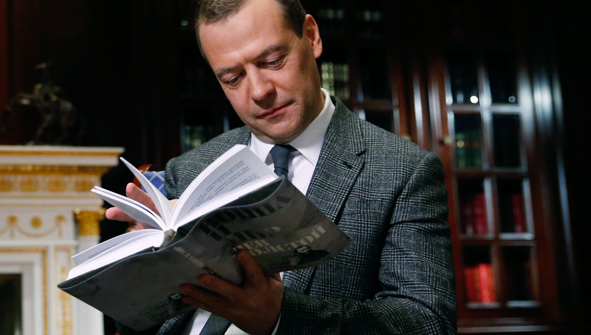Шестьюстами книгами. Медведев читает. Медведев читает газету. Читающий мир.