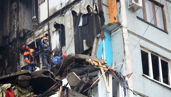 Сотрудники МЧС РФ о время разбора завалов у разрушенного в результате взрыва бытового газа многоэтажного дома по улице Космонавтов в Волгограде